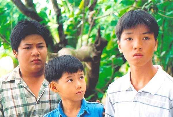 Quý Tín vai Khanh (lúc nhỏ): Sinh năm 1992, Quý Tín (giữa) là gương mặt quen thuộc với khán giả truyền hình qua các vai diễn nhí trong Truyện cổ tích Việt Nam, Kính vạn hoa.... Ở phim Mùi ngò gai, Quý Tín vào vai Khanh ngày bé - anh cùng cha khác mẹ với Vy. Theo thời gian, nam diễn viên không còn hoạt động trong lĩnh vực phim ảnh và gần như mất hút khỏi làng giải trí. (Nguồn: Zing)