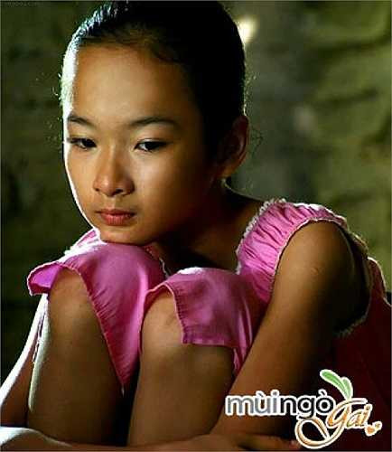 Thời điểm tham gia Mùi ngò gai, cô bé Phương Trinh chỉ mới 8 tuổi. Nhưng với năng khiếu diễn xuất bẩm sinh, cô bé đã khiến khán giả lúc khóc, lúc cười cùng vai diễn. Thậm chí, nhiều người còn dành sự yêu mến cho nhân vật Vy, do Phương Trinh thể hiện nhiền hơn cả dàn diễn viên người lớn. Sau Mùi ngò gai, cô bất đầu lột xác, trưởng thành hơn với các vai diễn trong Người mẹ nhí, Thứ ba học trò, Mùa hè sôi động, Biết chết liền...