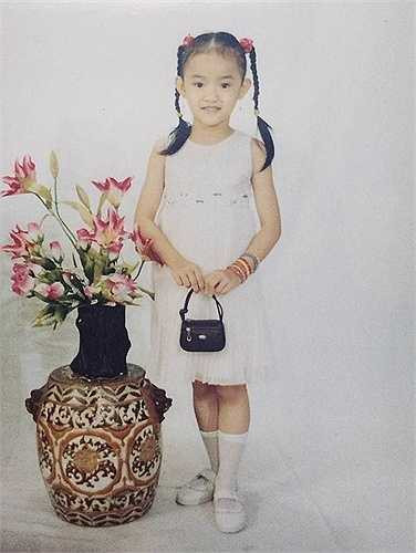 Nổi tiếng sớm nên chuyện đời tư của người đẹp sinh năm 1995 càng được quan tâm. Người đẹp thị phi cho rằng, cô ân hận vì tuổi trẻ bồng bột nhưng đó cũng là bài học để cô trưởng thành hơn trong suy nghĩ. Hiện tại, Phương Trinh đang dần lấy lại hình ảnh thông qua những hoạt động từ thiện và phong cách thời trang thanh lịch.