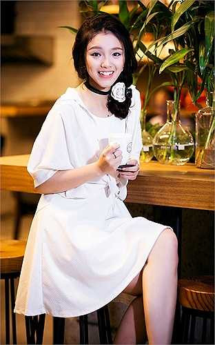 Tháng 3/2015, Nhật Hạ quay trở lại màn ảnh nhỏ với các phim Mặt nạ thiên thần, Tình và lý... Trong một bài phỏng vấn, cô từng chia sẻ: 'Tôi không muốn thoát khỏi danh xưng diễn viên nhí bằng những cảnh quay nóng bỏng. Thay vào đó, tôi muốn mọi người nhận ra sự trưởng thành của mình từ ngoại hình đến tác phong làm việc'. Hiện tại, bên cạnh điện ảnh, Nhật Hạ còn thử sức ở sân khấu kịch và theo đuổi ca hát.