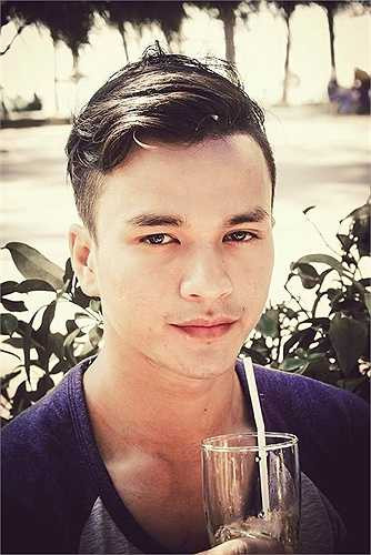 Sau 5 năm theo học võ thuật, Quan Nhân quyết định quay trở lại với công việc diễn xuất: 'Bây giờ tôi chỉ mong có nhiều cơ hội đóng phim để chăm gia đình và mua một ngôi nhà khang trang cho cha mẹ' - nam diễn viên sinh năm 1991 chia sẻ. Hiện tại, Quan Nhân đầu quân vào sân khấu kịch Idecaf và thử sức ở lĩnh vực lồng tiếng phim. 