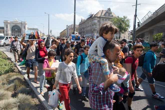 Người di cư đi bộ tới Áo từ nhà ga Keleti ở Budapest, Hungary ngày 4/9
