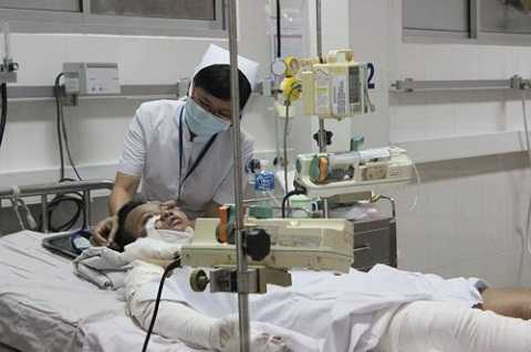 Bé gái bị mẹ tưới xăng đốt đang điều trị trong bệnh viện Nhi đồng 1, TP.HCM