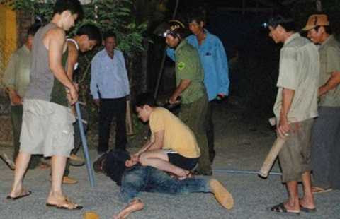 Một cảnh diễn tập bắt trộm chó ở xã Hành Tín Đông. Ảnh: BÁO QUẢNG NGÃI