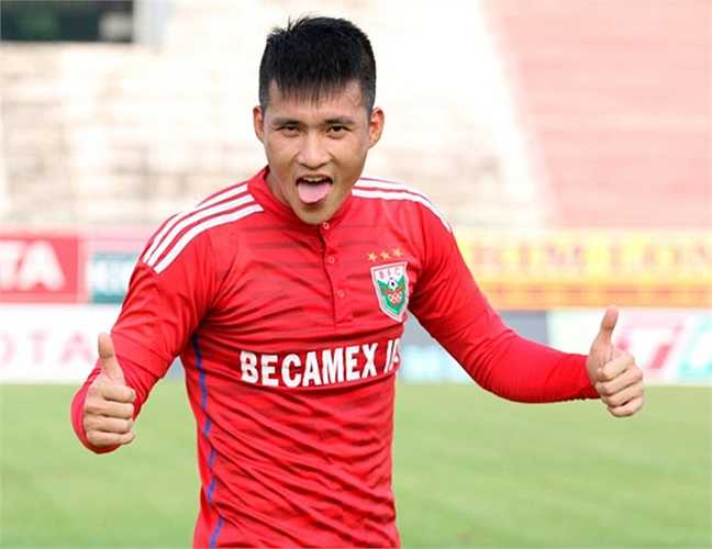 Chiều qua 19/9, Bình Dương có buổi tập làm quen sân Cao Lãnh trước trận đấu với chủ nhà Đồng Tháp ở vòng cuối V-League 2015. Đội bóng vô địch sớm và chỉ chờ ngày đăng quang, Công Vinh tỏ rõ sự thoải mái trên sân tập.