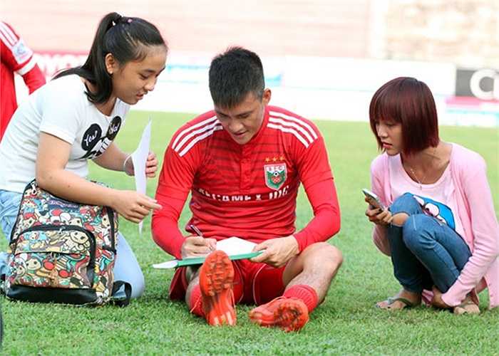 Sau buổi tập, anh vui vẻ ký tặng các fan nữ tới sân xem đội tập luyện.