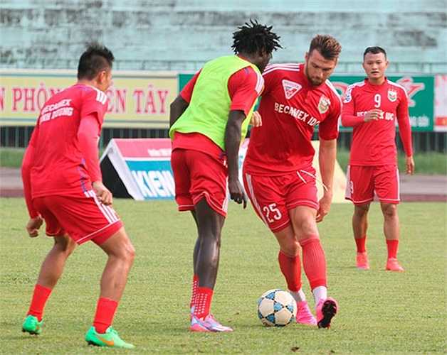 Bình Dương được đánh giá có lực lượng hùng hậu trải đều khắp các tuyến, như đội tuyển quốc gia thu nhỏ. Đội bóng của Giám đốc kỹ thuật Mai Đức Chung hiện có 49 điểm sau 25 vòng đấu.