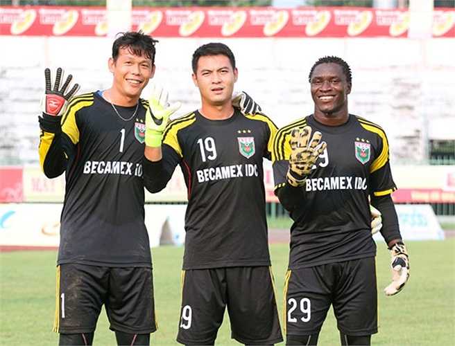 Ba người gác đền Tấn Trường, Minh Phong và Quốc Thiện Esele.