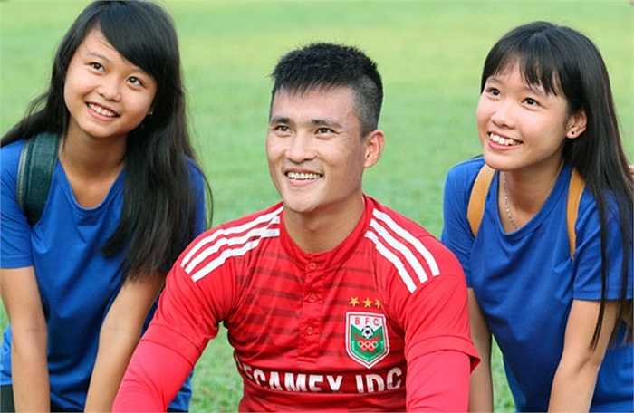 Công Vinh rạng rỡ chụp ảnh chung với các CĐV Đồng Tháp.