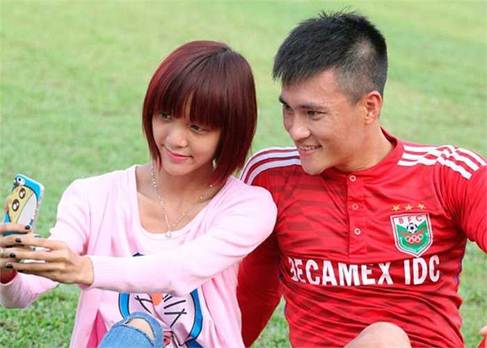 Tiền đạo Bình Dương chụp selfie với fan nữ nhí nhảnh.