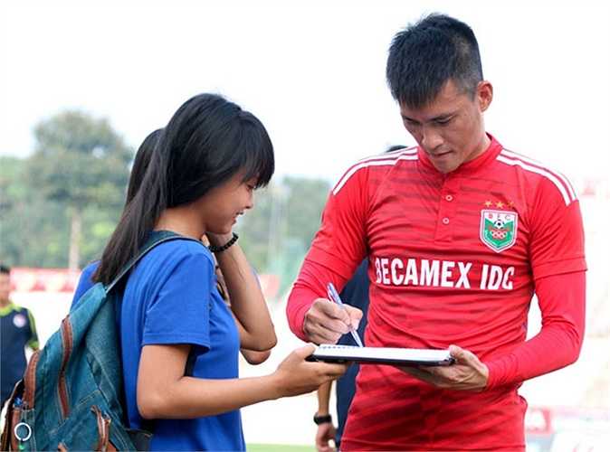 Bình Dương sẽ nhận Cup V-League sau trận đấu chiều nay trên sân Cao Lãnh. Chức vô địch thứ 4 của đội bóng đất Thủ nhưng chỉ là lần đầu của Công Vinh.