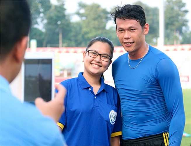 Các fan nữ cũng thể hiện tình cảm với thủ môn Tấn Trường...