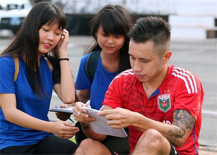 ... hậu vệ Việt kiều Michal Nguyễn...