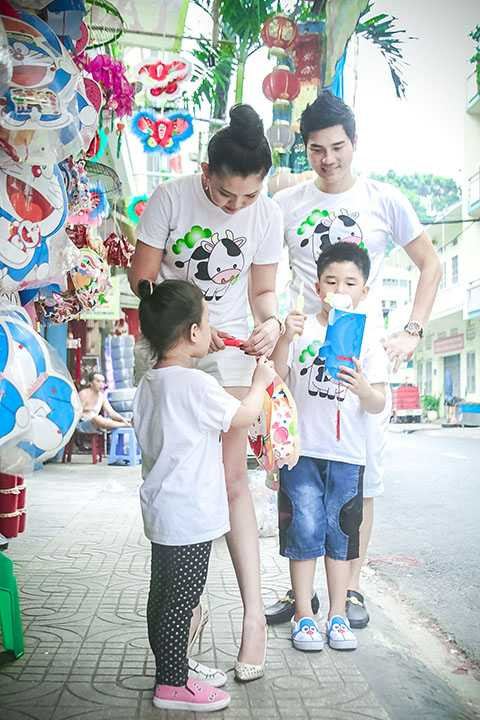 Mới đây, tranh thủ thời gian rảnh rỗi, vợ chồng diễn viên Thành Được đã dẫn hai con đi chơi trung thu sớm tại phố đèn lồng (quận 5, TP Hồ Chí Minh). Sự xuất hiện của gia đình nam diễn viên đã gây chú ý cho nhiều người dân và du khách có mặt tại đây.