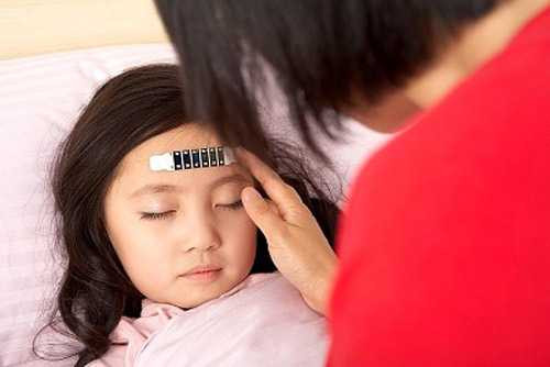 Hạ sốt cho trẻ cần cẩn thận khi dùng thuốc.
