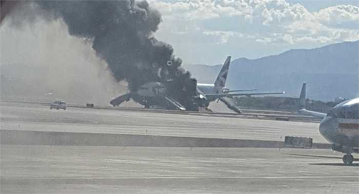 Chiếc máy bay bốc cháy ngùn ngụt trên đường băng