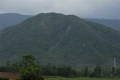 Núi Dông Xà Kính có hòn đá mặt quỷ