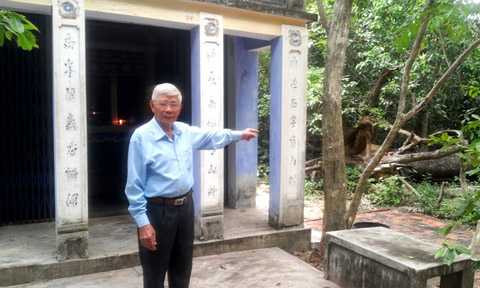 Ông Đặng Lang trước miếu Ba Sứ