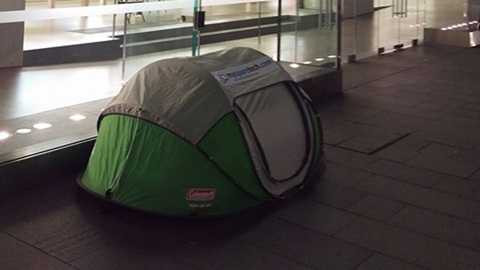 Nhiều người dựng lều bạt chờ iPhone ra mắt