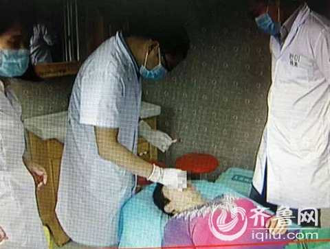 Người vợ được đưa vào bệnh viện vì vết thương nghiêm trọng Người vợ được đưa vào bệnh viện vì vết thương nghiêm trọng