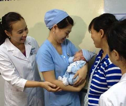 Bác sĩ Tâm, người trực tiếp điều trị cho bé Phát cho biết bé nặng 4,2 kg, chiều cao là 55 cm, vòng đầu 38 cm. Những thông số và chỉ số phát triển trên phù hợp với một đứa trẻ 1,5 tháng tuổi. Dấu hiệu tâm thần vận động bình thường, bé cử động tay chân tốt. Bé không bị ộc sữa và không bị co giật.