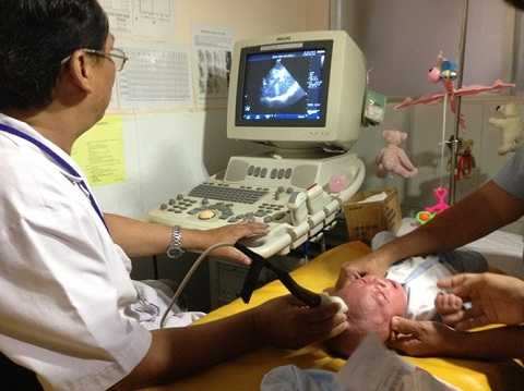 Không chỉ thế, những lo ngại của bác sĩ về vết thương do dao đâm sẽ gây ảnh hưởng tuyến lệ làm bé Phát bị chảy nước mắt cũng đã không xảy ra.