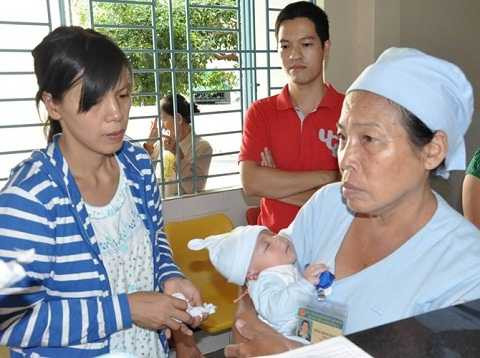 Không chỉ thế, những lo ngại của bác sĩ về vết thương do dao đâm sẽ gây ảnh hưởng tuyến lệ làm bé Phát bị chảy nước mắt cũng đã không xảy ra.