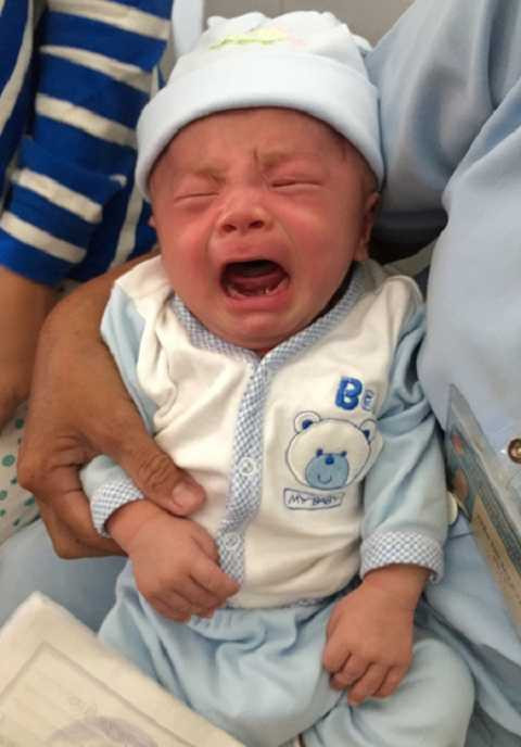 Bé Phát cũng đã khóc, đeo mẹ và biết quan sát xung quanh. (Ảnh: Ngôi sao)