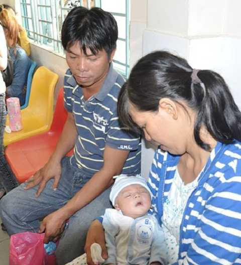 Trả lời báo chí, chị Võ Thị Hồng Duyên, mẹ của bé Phát vô cùng xúc động: “bé bú tốt lắm, 3 tiếng bú một lần, khi nào no mới thôi. Cậu ta cũng quậy ra trò, ngày ngủ đêm thức, đòi ăn và bắt ba mẹ bế.” (Ảnh: Pháp luật TP.HCM)