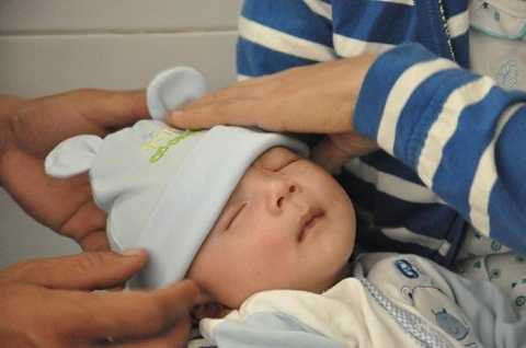 Bé Phát được ba mẹ và các y bác sỹ đặc biệt quan tâm, chăm sóc. (Ảnh: Pháp luật TP.HCM)