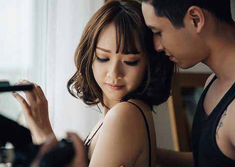 Cả hai có những cử chỉ thân mật, tình cảm như những cặp đôi đang yêu nhau. Hình ảnh được thực hiện bởi nhiếp ảnh Khánh Nguyễn và make-up Rab Fenty.