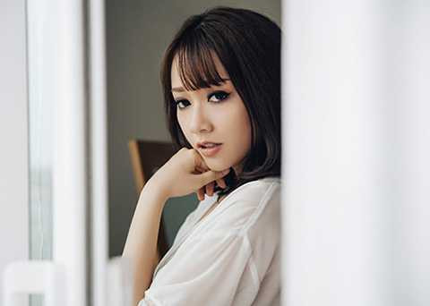 Không chỉ khoác lên người bộ nội y ren, khoe 3 vòng đầy đặn, Băng Di còn được chuyên gia make-up trang điểm đậm hơn với kiểu mắt mèo bí ẩn. 