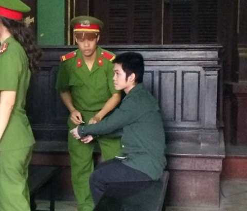 Sang tại phiên tòa xét xử. 