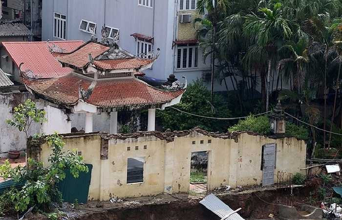 Để phục vụ dự án đường nối từ Nhật Tân về Cầu Giấy, Hà Nội phải giải phóng trên 1.500 hộ dân, trong đó có cả những cơ quan tổ chức và các công trình văn hóa. Đình làng Nghĩa Đô, cách cây đa trăm tuổi vài chục mét đã được giải phóng để lấy mặt bằng làm đường dẫn lên cầu vượt Bưởi.