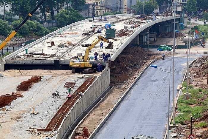 Đến nay tại nút giao Bưởi - Hoàng Quốc Việt, một cầu vượt đang được hoàn thiện. Hệ thống đường dẫn dưới gầm cầu từ Xuân La - Bưởi xuống đường Hoàng Quốc Việt về cơ bản đã hoàn thiện, đến sáng 9/9 bắt đầu được trải một lớp nhựa để hoàn thiện trải lớp đá nhựa.