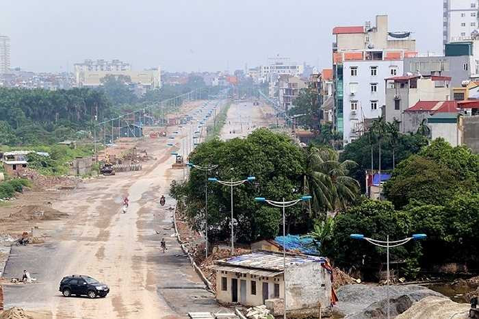 Trên trục đường nối từ cầu Nhật Tân về Cầu Giấy (đường Võ Chí Công), đoạn qua Nghĩa Đô, một số cây xanh lớn án ngữ một bên đường theo hướng từ trung tâm Hà Nội lên cầu Nhật Tân cũng chưa được giải phóng.