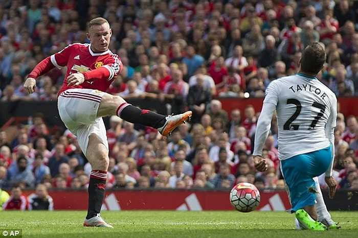 Theo tờ Daily Mail, Wayne Rooney tiếp tục là cầu thủ được trả lương cao nhất tại Premier League mùa này. Số tiền mà Wazza nhận sau thuế là 260.000 bảng/tuần và anh có thể nhận tới 73 triệu bảng cho tới khi kết thúc hợp đồng