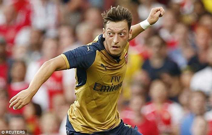 Mesut Ozil là bản hợp đồng đắt giá nhất lịch sử Arsenal. Vì vậy tiền vệ người Đức cũng có mức lương cao nhất CLB là 190.000 bảng/tuần