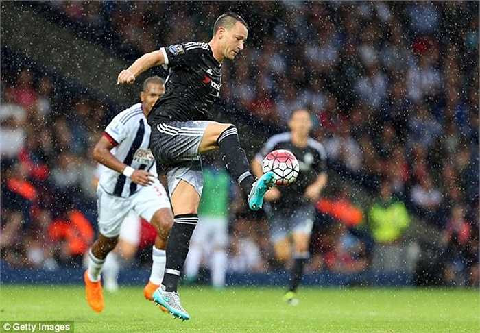 Đứng thứ 10 trong danh sách của Daily Mail, đáng ngạc nhiên lại là John Terry. Dù chỉ ký hợp đồng 1 năm với Chelsea nhưng anh cũng thu về 160.000 bảng/tuần. Anh là cầu thủ The Blues thứ 3 lọt top 10 cầu thủ thu nhập cao nhất xứ sương mù