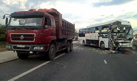 Hơn 40 người, thoát chết trong gang tấc, cú đâm xe kinh hoàng