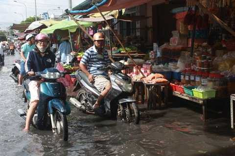 Khu chợ “nổi” trên đường Đất Mới, Q.Bình Tân - Ảnh: Đức Phú Khu chợ “nổi” trên đường Đất Mới, Q.Bình Tân - Ảnh: Đức Phú