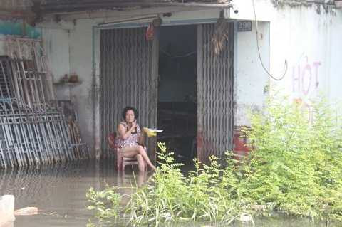 Người dân ngồi ăn sáng trên dòng nước đen ngòm - Ảnh: Đức Phú Người dân ngồi ăn sáng trên dòng nước đen ngòm - Ảnh: Đức Phú