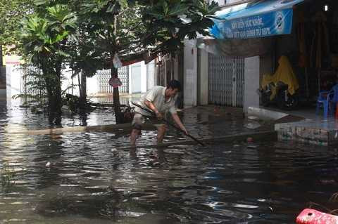 Người dân dùng gậy khơi thông dòng kênh - Ảnh: Đức Phú Người dân dùng gậy khơi thông dòng kênh - Ảnh: Đức Phú
