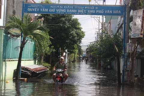 Khu phố 3, P.Bình Trị Đông A còn ngập nặng - Ảnh: Đức Phú Khu phố 3, P.Bình Trị Đông A còn ngập nặng - Ảnh: Đức Phú