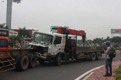 Hai xe container va chạm tại ngã tư Bình Triệu - Ảnh: Đức Phú. Hai xe container va chạm tại ngã tư Bình Triệu - Ảnh: Đức Phú.