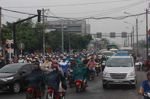 Dòng xe cộ ùn ứ tại quốc lộ 13 đoạn qua Q.Thủ Đức - Ảnh: Đức Phú Dòng xe cộ ùn ứ tại quốc lộ 13 đoạn qua Q.Thủ Đức - Ảnh: Đức Phú