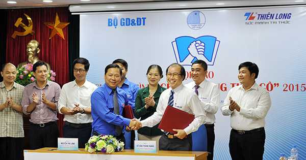 Đại diện các bên ký kết hợp tác chương trình “Chia sẻ cùng thầy cô”