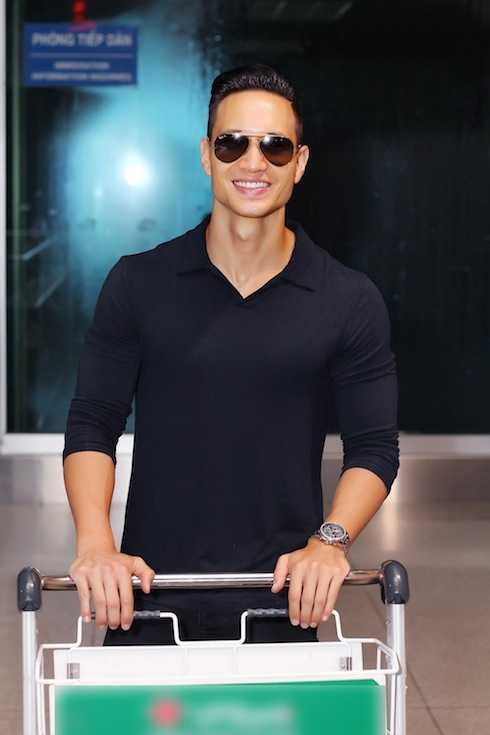 Kim Lý xuất hiện tại sân bay trong trang phục khá thoải mái cho những chuyến bay dài.