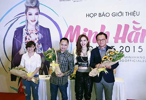 Nữ ca sĩ tặng hoa cho các khách mời và nhà tài trợ dự án.