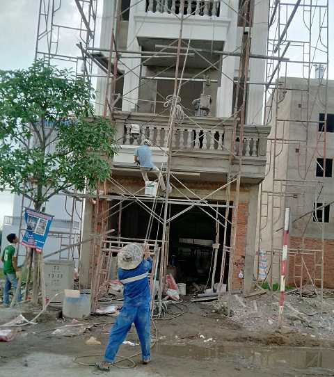 Nguy cơ tai nạn nghề nghiệp luôn rình rập người lao động tự do. 